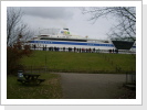 Von der "Paddel und Pedal Station" in Weener sieht man das Schiff haushoch über den Deich vorbei ziehen. Von der "Paddel und Pedal Station" in Weener sieht man das Schiff haushoch über den Deich vorbei ziehen.